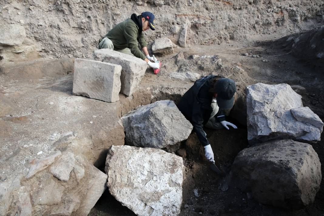 Eski Ahlat Şehri Kalesi'ndeki kazılarda su sarnıcı ortaya çıkarıldı 7