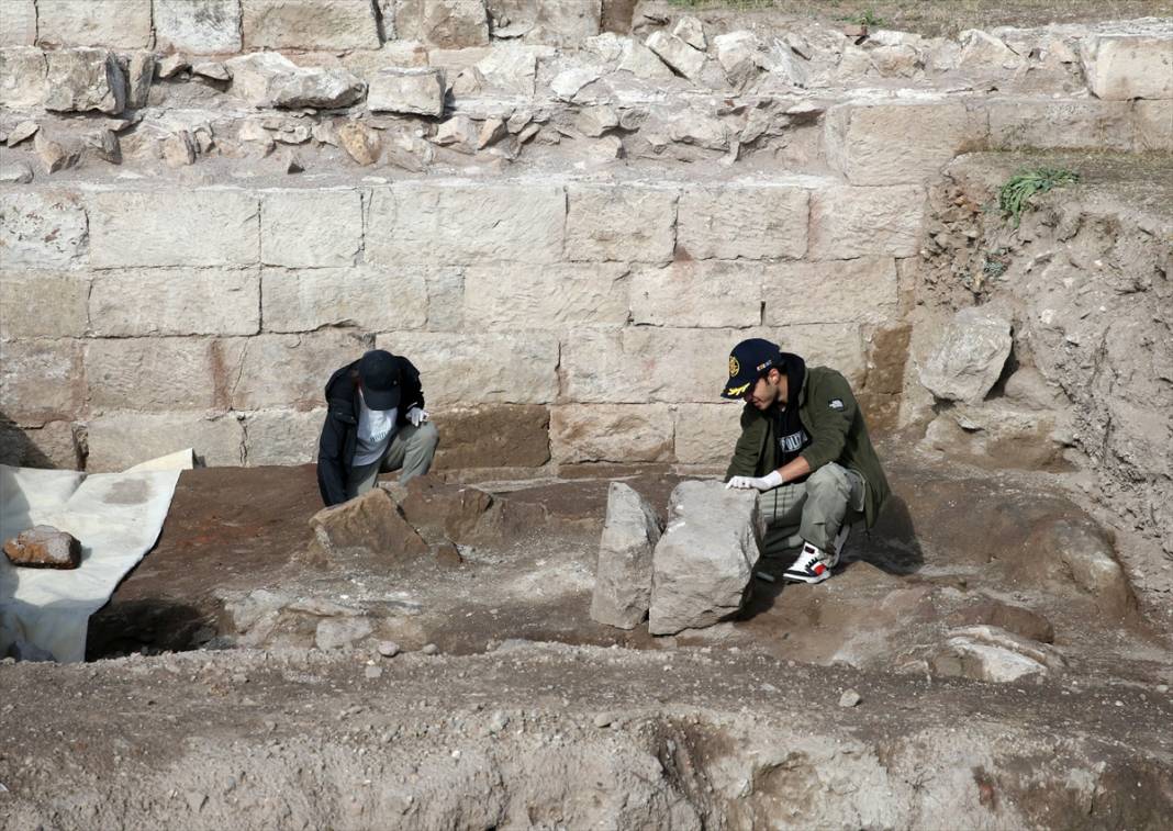 Eski Ahlat Şehri Kalesi'ndeki kazılarda su sarnıcı ortaya çıkarıldı 5