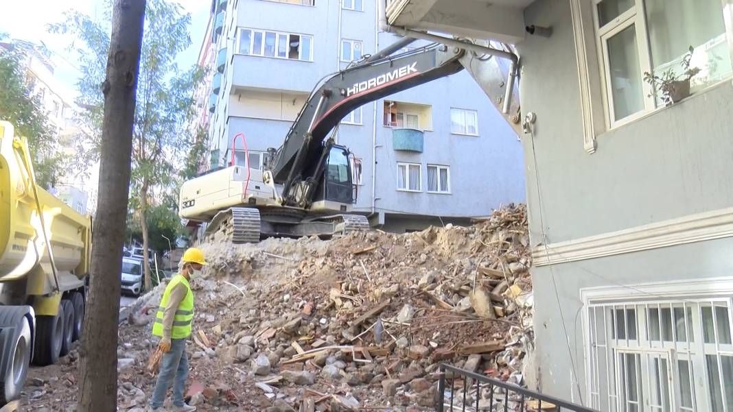 Meğer duvarı yokmuş: Yıkım yapılınca yan binadaki yatak odası açıkta kaldı 6