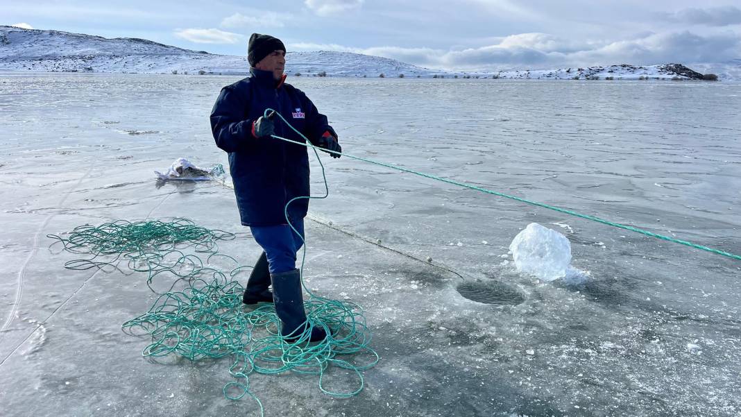 Eskimo usulü balık avı için Çıldır Gölü'ne ilk ağlar atıldı 2