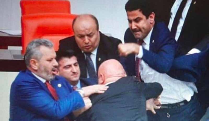 CHP'li Özkoç'a yumruk atan AKP'li Yıldız'ın eli 3 yerden kırılmış