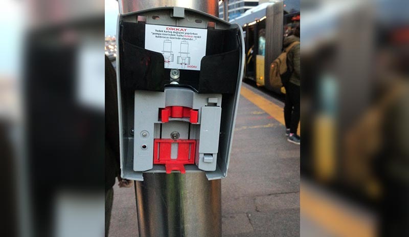 Metrobüs duraklarındaki dezenfektan cihazları tahrip edildi