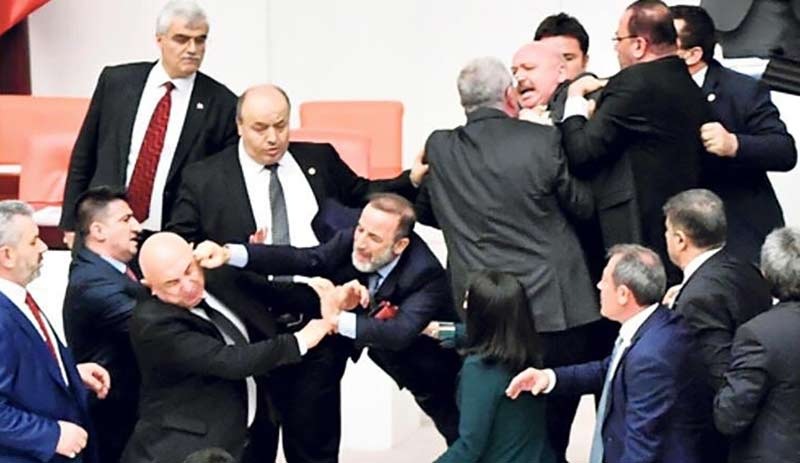 Özkoç'a saldıran AKP’li vekilden tehdit: Meclis'e gelirse eksik kalanı tamamlarız