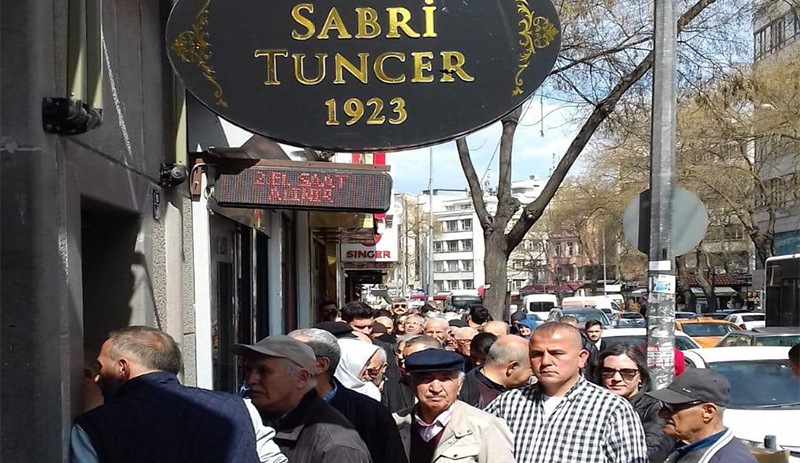 Türkiye kolonya kuyruğunda: Market ve eczanelere akın edildi