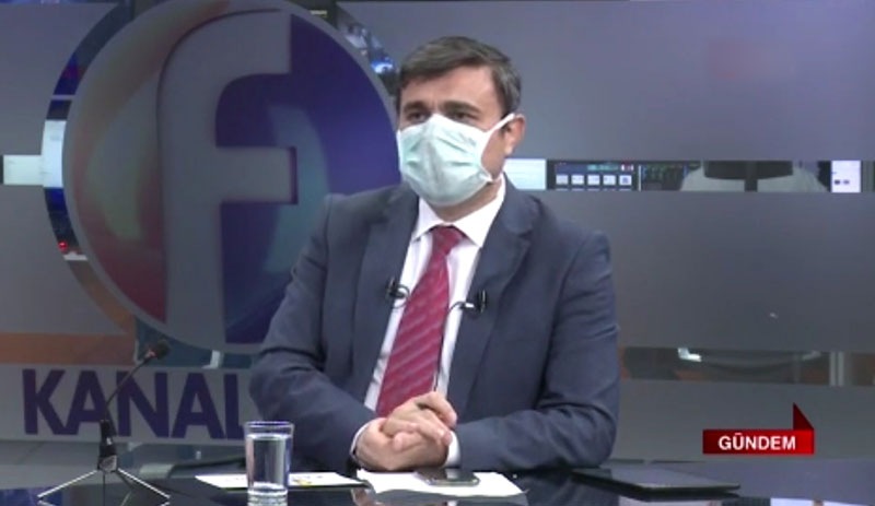 Elazığ'da bir televizyonda sunucu ve konuk maske takarak program yaptı