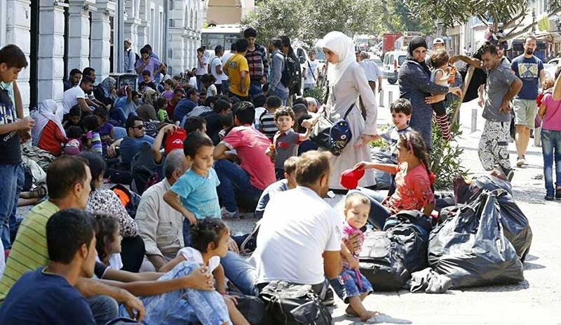 Mülteciler, salgına rağmen İzmir sokaklarına terk edildi