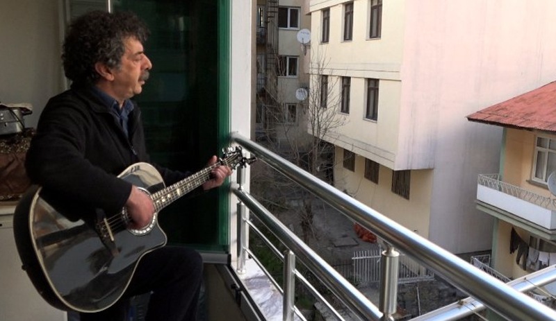 Metin Kahraman'dan balkon konseri