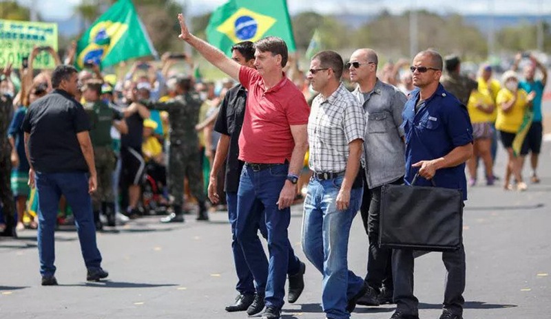 Covid-19 Bolsonaro'nun umurunda değil: Sosyal mesafeyi hiçe saydı, maske takmadı