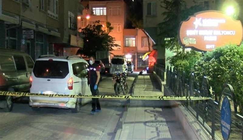 İstanbul'da parkta oturan gençlere silahlı saldırı: Yaralılar var