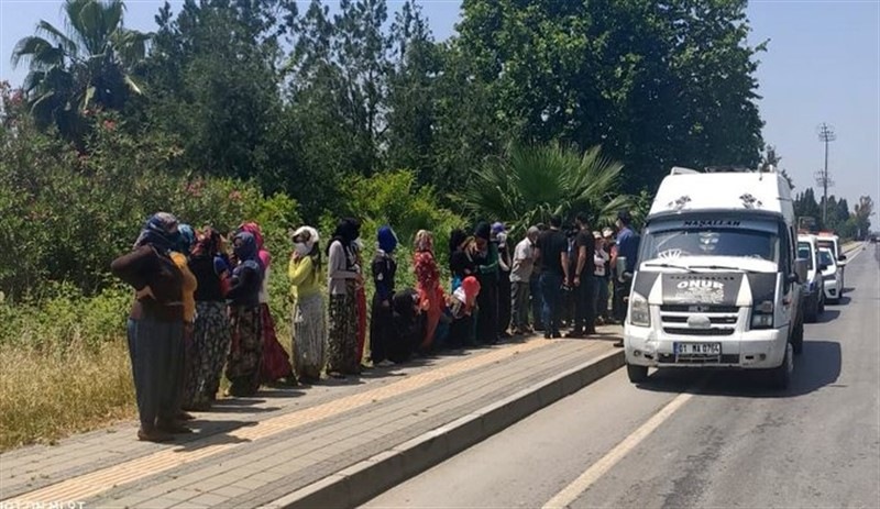 Emekçinin canı hiçe sayılıyor: 7 kişi taşıması gereken minibüsten 35 işçi çıktı