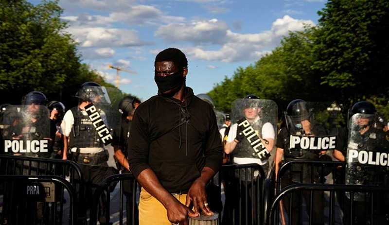 Beyaz Saray önünde protestocular ile polis arasında çatışma