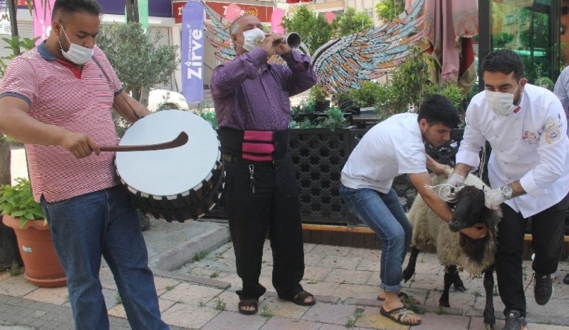 Esnaf normalleşmeyi davul zurna ile karşıladı