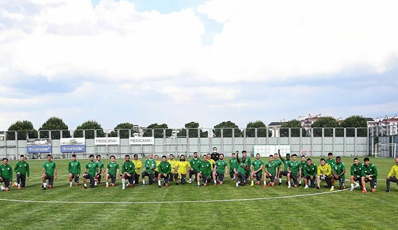 Bursaspor George Floyd için diz çöktü