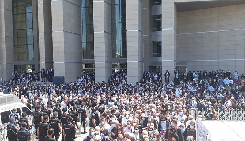 AKP'nin yasasına karşı yüzlerce avukat İstanbul Adliyesi'ndeydi: Halk için mücadele edeceğiz