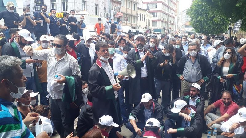 Adana'da çoklu baro sistemine karşı eylem yapan avukatlara polis müdahalesi