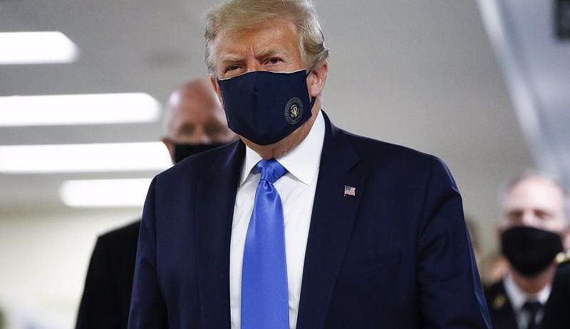 Trump ilk defa maske taktı