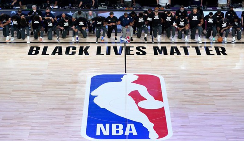 NBA tekrar başladı: Parkeye 'Black Lives Matter' yazıldı, oyuncular diz çöktü