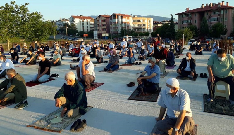 Cami inşaatı bitmeyince temelinde namaz kıldılar