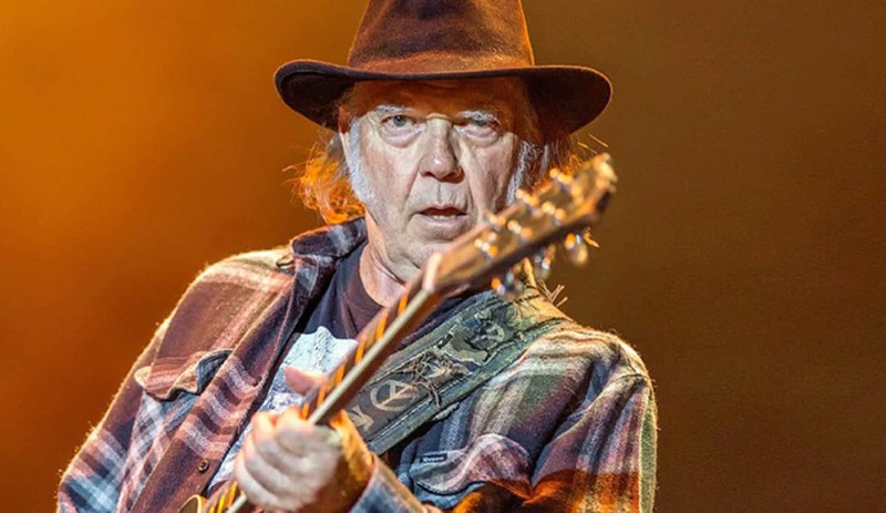 Neil Young, şarkılarını izinsiz kullandığı için Trump'a dava açtı