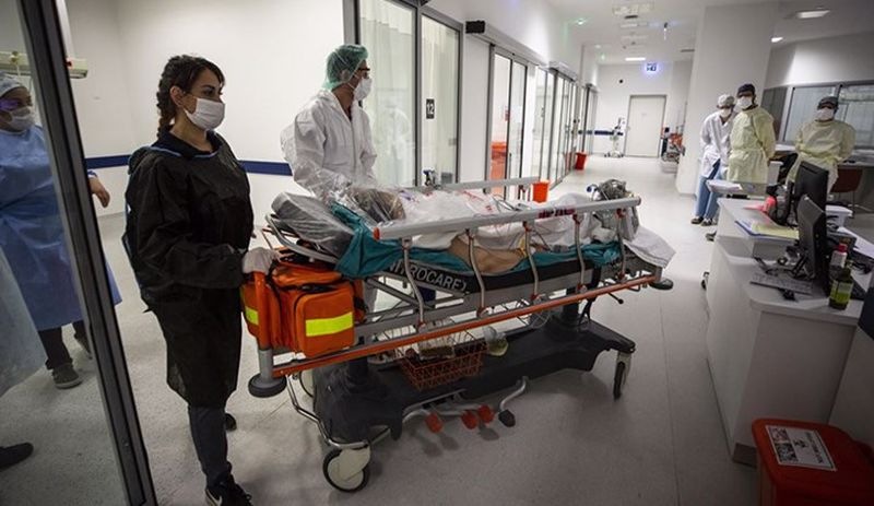 Pandemi tablosu: Yatışı yapılması gereken hastalar acilde bekletiliyor, sağlıkçılar tükendi