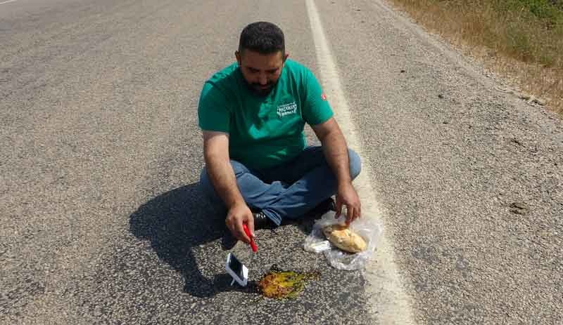 Adana'da asfaltta sucuklu yumurta pişirdi