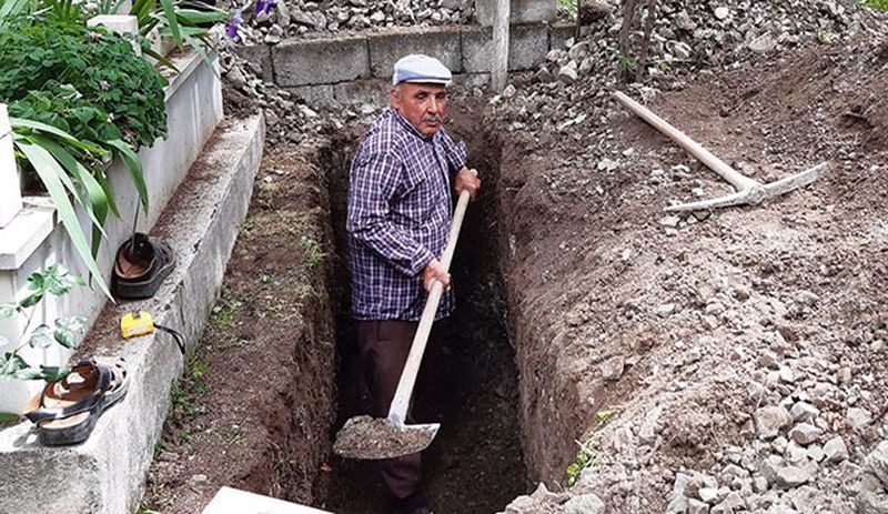 'Çocuklarım telaş yaşamasın' dedi, kendi mezarını kazdı