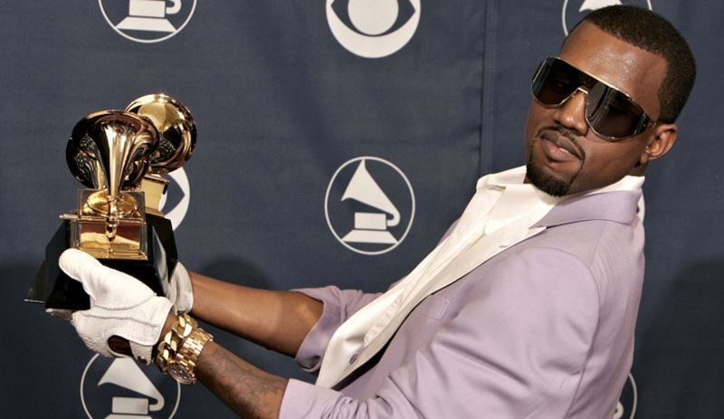 Kanye West, Grammy ödülünün üzerine idrarını yaptığı videosunu paylaştı