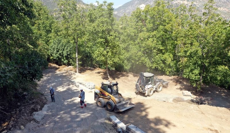 812 yaşındaki çınarın çevresindeki beton yapılara yıkım kararı