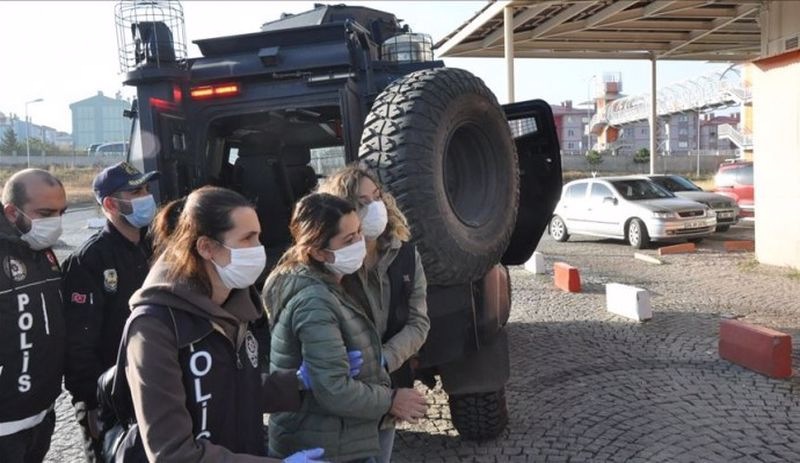 Kars Belediyesi Eş Başkanı Şevin Alaca ve meclis üyeleri gözaltına alındı