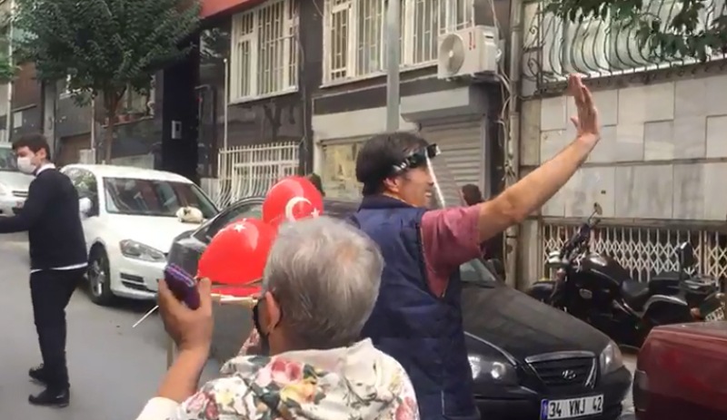 Şişli Belediyesi gürültü kirliliği gerekçesiyle simit tezgahına el koydu, mahalleli eylem yaptı