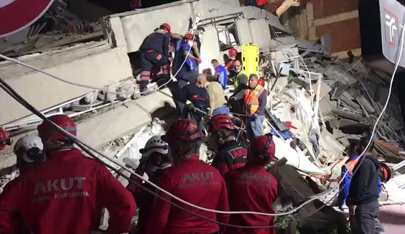İzmir'de 6.9'luk deprem, arama kurtarma çalışması sürüyor: 24 kişi hayatını kaybetti, 804 kişi yaralandı