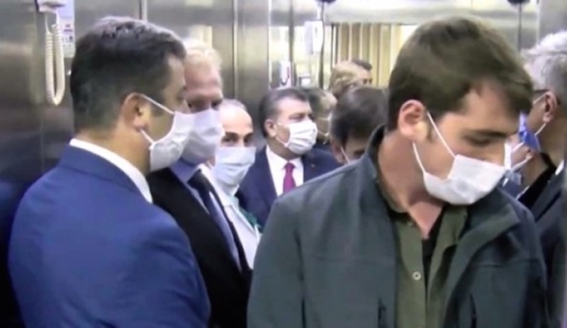'Mesafenizi koruyun' diyen Sağlık Bakanı Koca, asansöre 10 kişiyle bindi