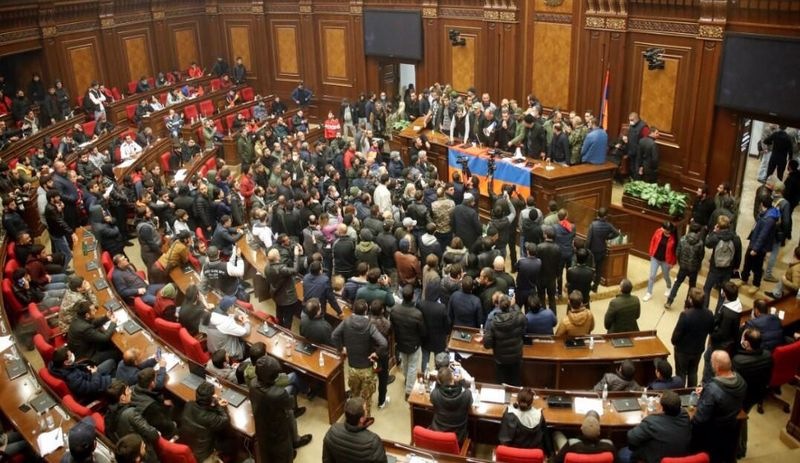 Ateşkes sonrası Ermenistan'da protestolar başladı: Parlamento binası basıldı