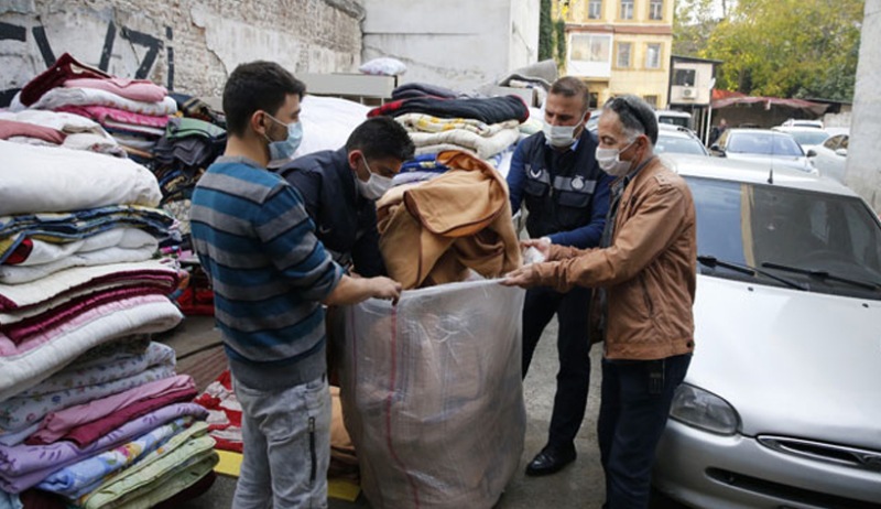 Depremzedelere verilen battaniyeleri satmaya çalışanlar yakalandı
