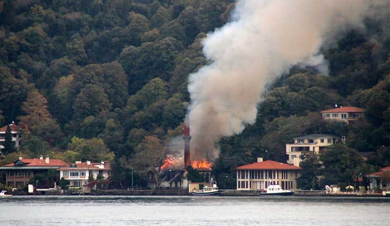 Yangın çıkan Vaniköy Camisi geçtiğimiz hafta vakfa teslim edilmişti