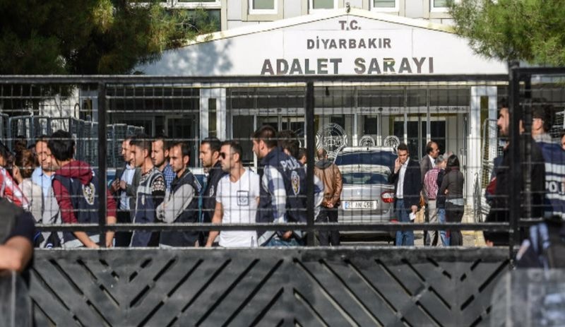 DTK operasyonu: Avukat, doktor, gazeteci, sendikacı ve siyasetçilerin de olduğu 101 gözaltı kararı
