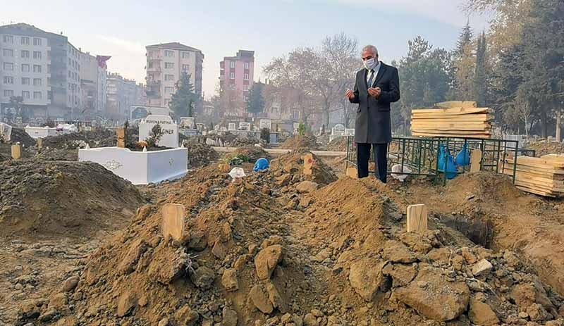 4 yakını koronadan ölen okul müdürü: Kimse sadece yaşlılar gidiyor diye rahat olmasın