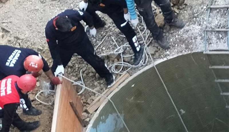 Adana'da kuyu çökmesi sonucu 2 kişi toprak altında kaldı