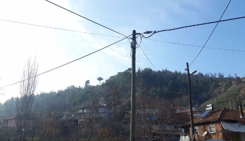 Hırsızların internet ve elektrik kablolarını çaldığı köyde, öğrenciler online derslere katılamıyor