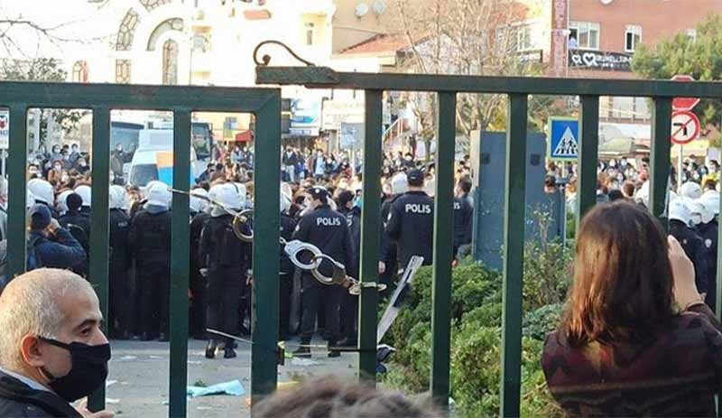 Kayyım rektörü protesto eden Boğaziçi Üniversitesi öğrencilerine operasyon: Çok sayıda gözaltı var
