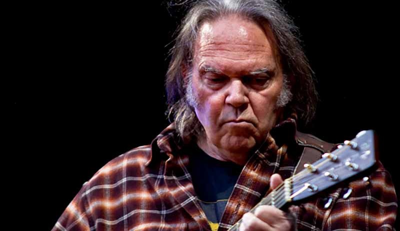 Neil Young, tüm şarkılarının haklarını 150 milyon dolara sattı