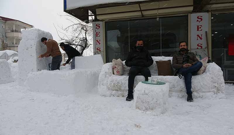 Yüksekovalı esnaf, işyerinin önüne kardan koltuk ve eşyalar yaptı