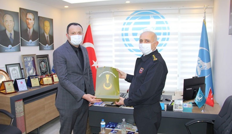 İl Jandarma Komutanı Ülkü Ocakları'nı ziyaret etti, başkana 'hediye' verdi