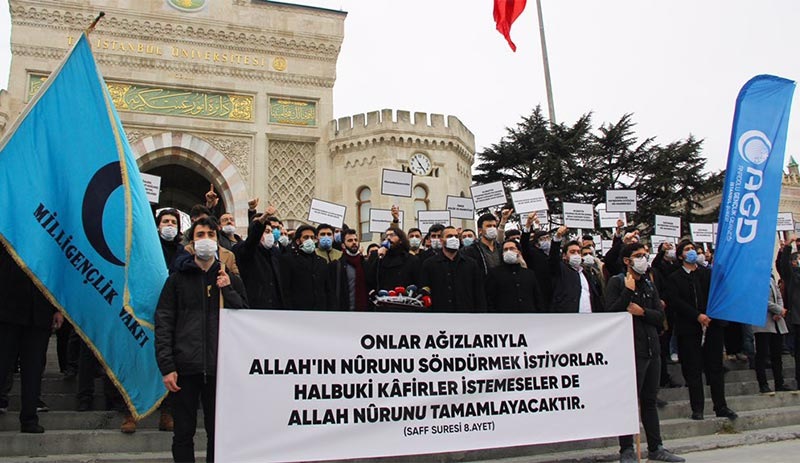 AGD'li grup Beyazıt Meydanı'nda yaptığı eylemde Boğaziçili öğrencileri 'İslam düşmanı' ilan etti