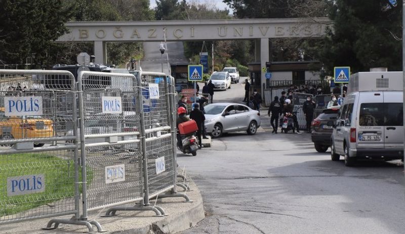 Polis, Boğaziçi Üniversitesi önünde GBT sorgusu yapıyor