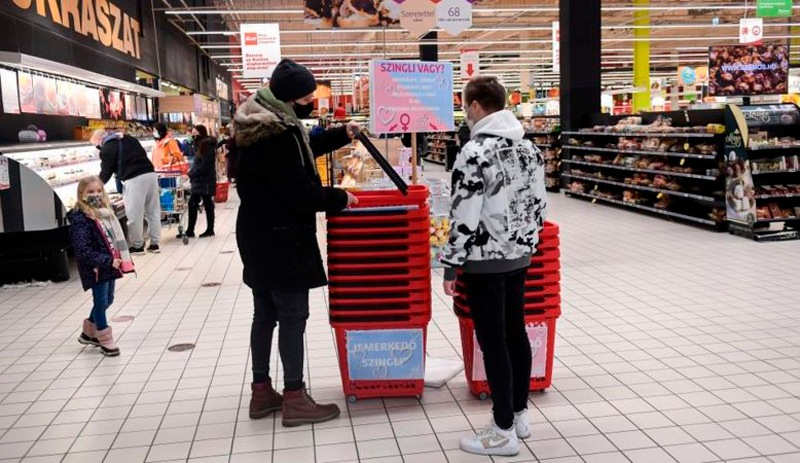 Macaristan'da süpermarketten Sevgililer Günü öncesinde 'bekarlar için sepet'