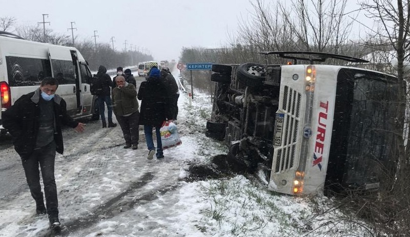 İşçileri taşıyan servis devrildi: İki yaralı