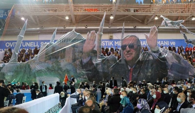 'Salgında lebaleb kongre yapıyoruz' diyen Erdoğan'a tepki: Sağlıkçılar boşuna uğraşıyor