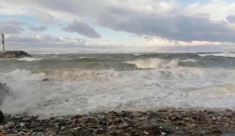 İzmir'de fırtına ağaçları kökünden söktü, evlerin çatıları uçtu