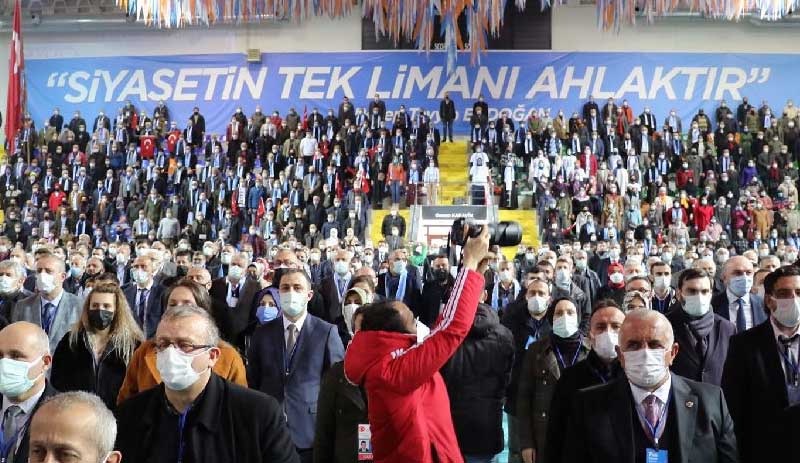 Erdoğan'ın 'lebaleb dolu' dediği kongreler Covid-19 rekoru kırdı